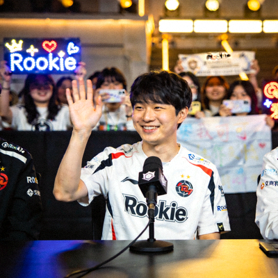 选手'Rookie'在赛后采访中微笑着向粉丝挥手致意